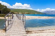 Holzbrücke für Fußgänger zu Küste in Kefalonia Griechenland von Ben Schonewille Miniaturansicht