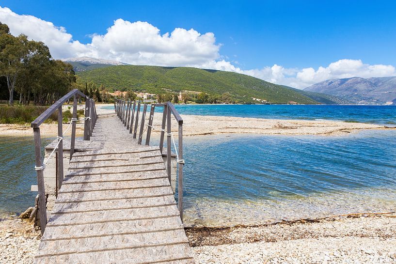 Holzbrücke für Fußgänger zu Küste in Kefalonia Griechenland von Ben Schonewille