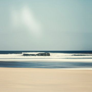 Strand en brekende golf - Abstractie van Dirk Wüstenhagen