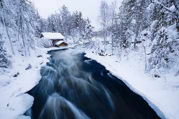 Rivier en watermolen in een Fins winterlandschap