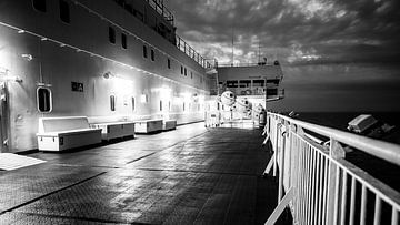 's Nachts met een passagiersschip dwars over de Noordzee van Jan Willem de Groot Photography