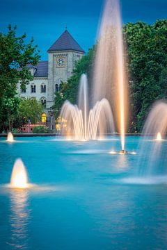 Alte Hauptpost und Brunnen in Halle von Martin Wasilewski