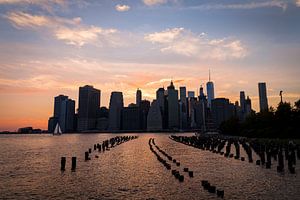 Skyline von New York City in der Abenddämmerung von Mark Wijsman