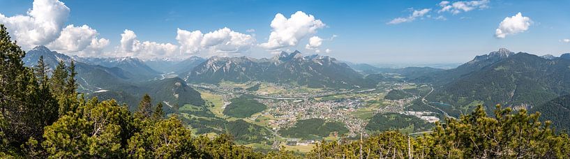 Panoramisch uitzicht over Reutte en de regio Außerfern van Leo Schindzielorz