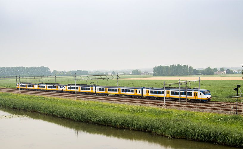 Niederländischer Zug in einer typisch niederländischen Polderlandschaft von Arthur Scheltes