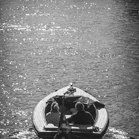 Een koppel in een bootje varend in de grachten van Amsterdam van Bart van Lier