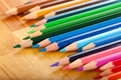 Kleurrijke potloden op een houten tafel
