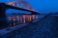 Brücke über den Fluss Waal nach Lent van Nijmegen in der Morgendämmerung mit dunkelblauem Himmel und von Leoniek van der Vliet Miniaturansicht