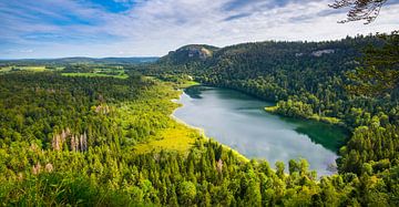 Lac de Bonlieu dans le Jura français sur Tanja Voigt