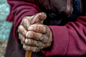 Arbeitende Hände in Dankbarkeit gefaltet