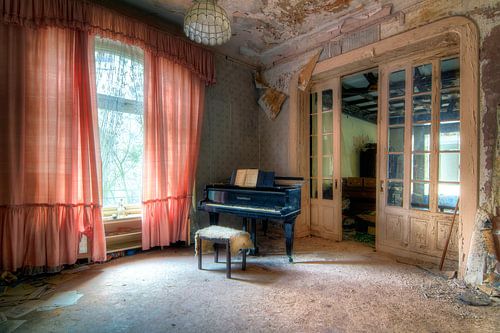 The abandoned music room by Truus Nijland