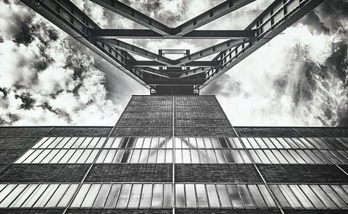 Schachttoren van de kolenmijn Zollverein onder een dramatische hemel - "Eiffeltoren van het Ruh