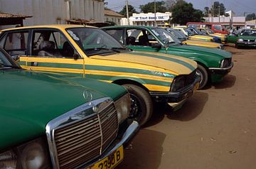 Bakau Gambia Taxi Rank met Mercedes en Peugeot. van Richard Wareham