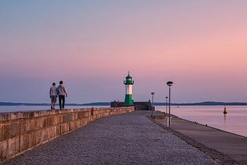 Leuchtturm auf der Mole von Sassnitz auf der Insel Rügen am Abe von Rico Ködder