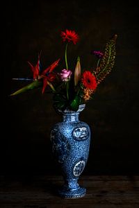 Bouquet de fleurs rouges dans un vase bleu de Delft