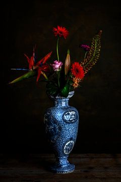 Bouquet of red flowers in Delft blue vase by Anouschka Hendriks