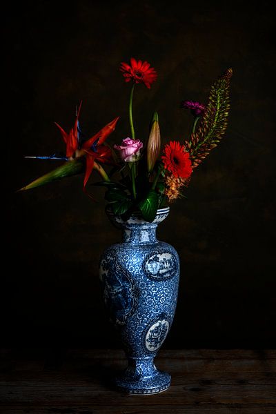 Boeket rode bloemen in Delfts blauwe vaas van Anouschka Hendriks