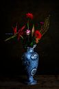 Boeket rode bloemen in Delfts blauwe vaas van Anouschka Hendriks thumbnail