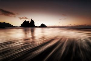 Strand auf Teneriffa im Sonnenuntergang.