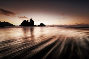 Het strand van Tenerife bij zonsondergang. van Voss Fine Art Fotografie