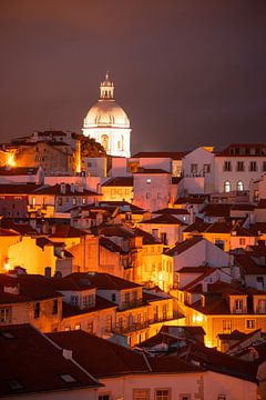 Lissabon bei Nacht mit seiner schönen Stadtkulisse und historischen Gebäuden