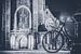 Geparkeerde fiets bij de Nieuwe Kerk in Delft van Heleen van de Ven