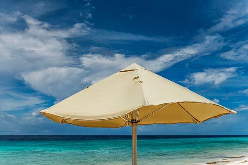 Curacao, parasol op strand