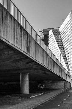 Blick auf Modern Rotterdam | Architektur Willemswerf Willemsbrug | Fotodruck schwarz-weiß von Rebecca van der Schaft