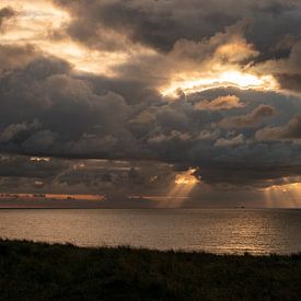 goddelijk licht , strand van Wijk aan zee van Aldo Sanso