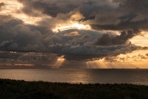 goddelijk licht , strand van Wijk aan zee