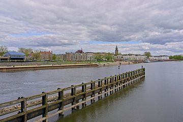 Stadsgezicht Zutphen met IJssel op voorgrond van Henk van Blijderveen