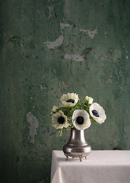 Still life, Anemones (Anemone) on linen-covered table by Oda Slofstra