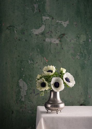 Stilleben, Anemonen (Anemone) auf leinenbespanntem Tisch