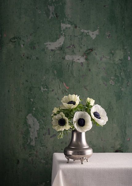 Stilleben, Anemonen (Anemone) auf leinenbespanntem Tisch von Oda Slofstra