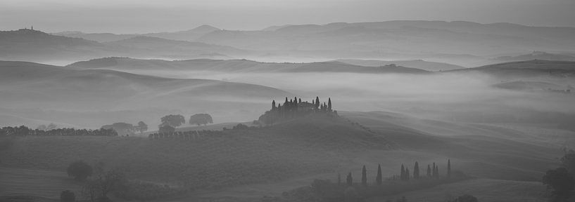 Toscane monochrome au format 6x17, Podere Belvedere dans la brume matinale par Teun Ruijters