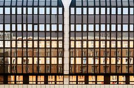 Fassadenspiegelung im urbanen Berlin von Alexander Baumann