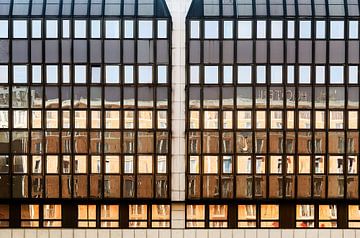 Fassadenspiegelung im urbanen Berlin von Alexander Baumann
