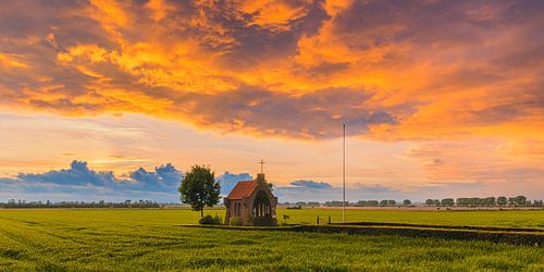 Coucher de soleil à la chapelle sur la colline