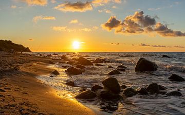 Felsen auf Rügen am Strand bei Sonnenuntergang am Kap Arkona von Animaflora PicsStock