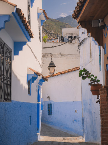 Weiß-blaue Straße mit den Bergen im Hintergrund
