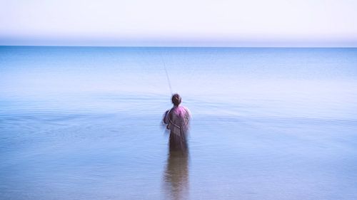 Hengelaar in zee