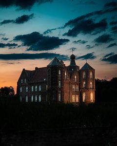Château contre le ciel du soir