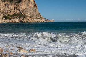 Méditerranée écumante et falaises