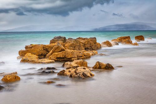 Rotsachtige kustlijn aan de westkust van Arran op een bewolkte dag
