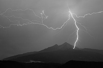 Les orages dans les Alpes en noir et blanc