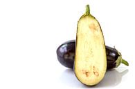 Aubergine geïsoleerd op een witte achtergrond van Carola Schellekens thumbnail