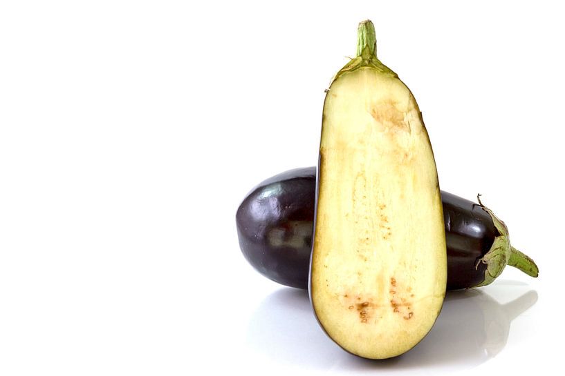 Aubergine geïsoleerd op een witte achtergrond van Carola Schellekens