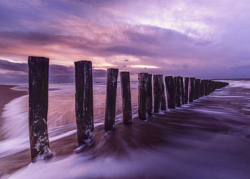 Storm op zee tijdens zonsondergang