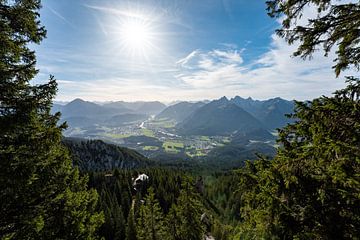 Sonniger Blick auf Reutte in Tirol und die umliegenden Berge von Leo Schindzielorz