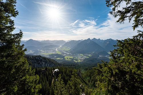 Zonnig uitzicht op Reutte in Tirol en de omliggende bergen